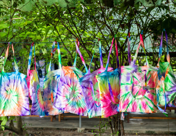 Zajęcia plastyczne w plenerze, czyli o rozwijaniu motoryki małej na świeżym powietrzu